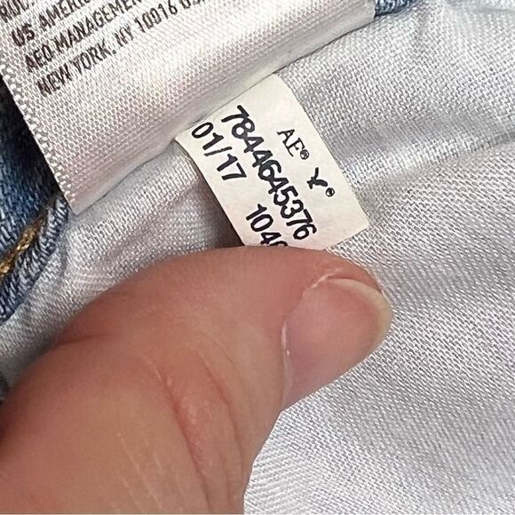 American Eagle light wash distressed tomgirl jeans size 00 - Picture 14 of 14